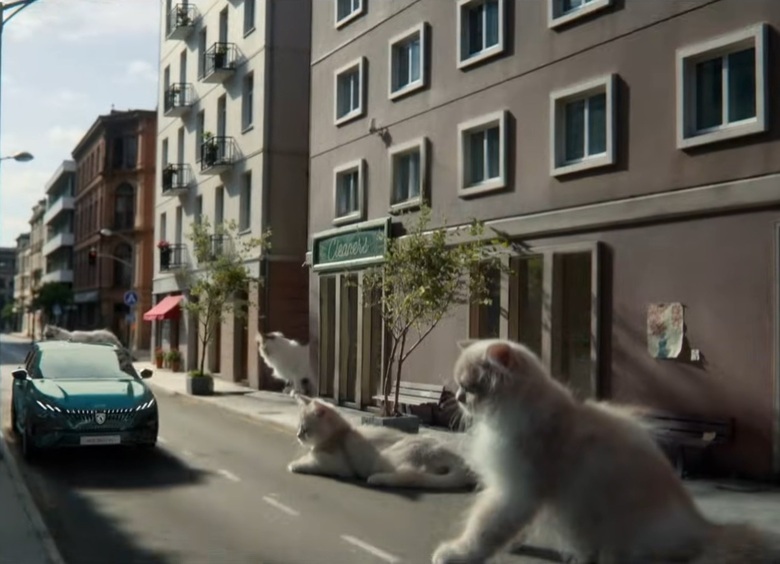 Французы сняли в рекламе обновленного Peugeot 308 около 30 кошек