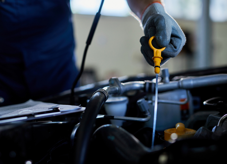 Изображение Качать или сливать: замена масла в машине с помощью насоса, как метод экономии
