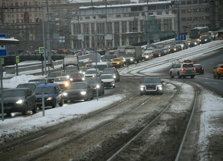 Изображение Мертвая пробка на Ленинградском шоссе в Москве: водители бросают свои машины
