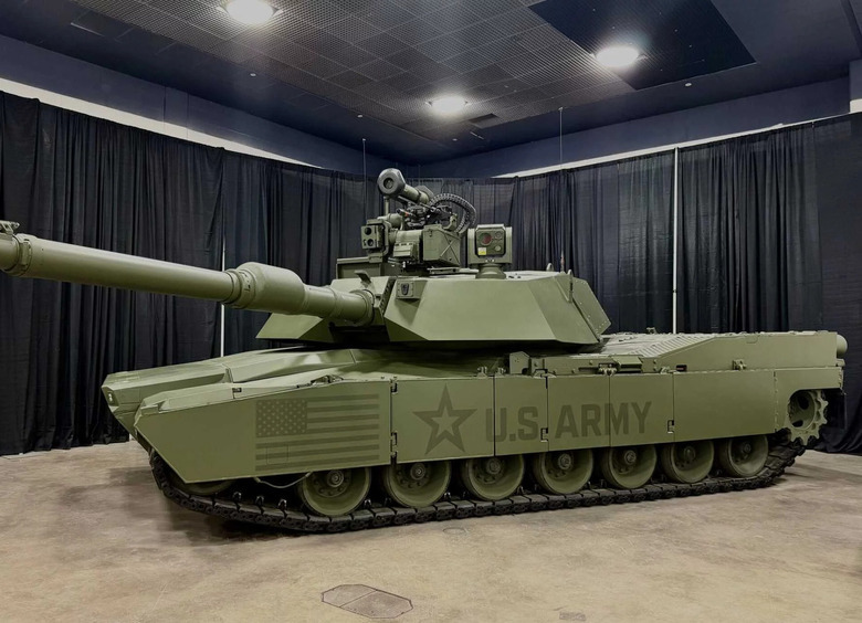 Изображение Три танкиста и геймпад: на автосалоне в Детройте показали танк Abrams 2040 года