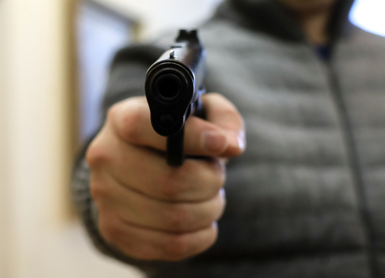 Изображение Водитель посигналил пешеходу, а тот в ответ открыл по автомобилю стрельбу