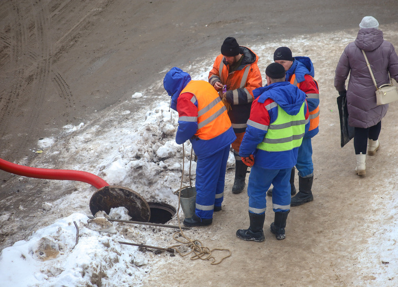Изображение «Фекальная река» сковала движение по улице в Нижнем Новгороде