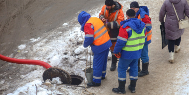 «Фекальная река» сковала движение по улице в Нижнем Новгороде