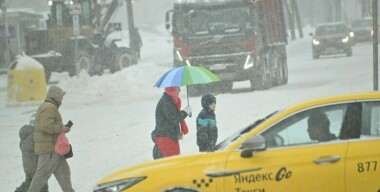 Столичных таксистов призвали не обирать москвичей из-за снегопада