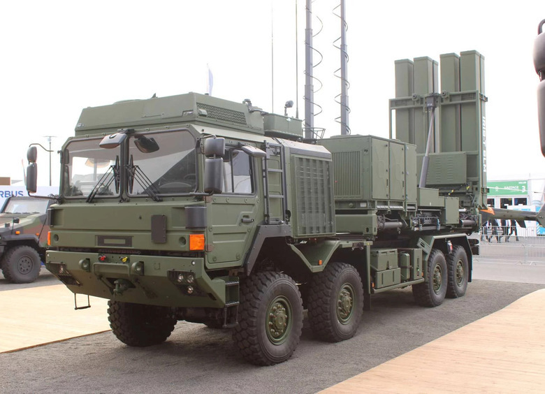 Изображение «Слепые» зенитки: бандеровцы получат новые ракетные комплексы IRIS-T на шасси MAN