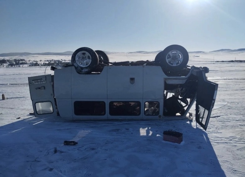 Изображение Микроавтобус с туристами перевернулся на льду Байкала, погибла женщина