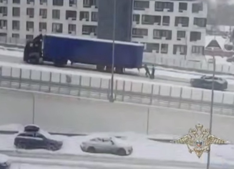 Изображение Инспектор ГАИ в одиночку толкнул фуру в гору и стал героем Интернета