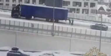 Инспектор ГАИ в одиночку толкнул фуру в гору и стал героем Интернета