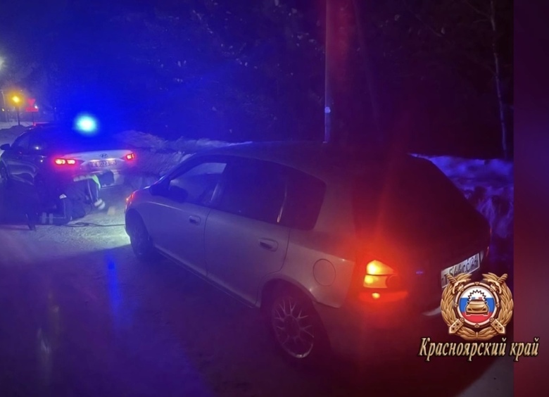 Изображение Машину с детьми спасли из ледяного плена на трассе в Красноярском крае