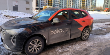 В России призвали запретить парковку каршеринговых автомобилей во дворах