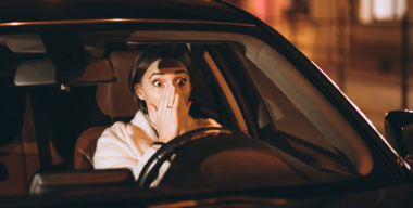 Сильно пьяная женщина попыталась угнать машину выручившего ее мужчины