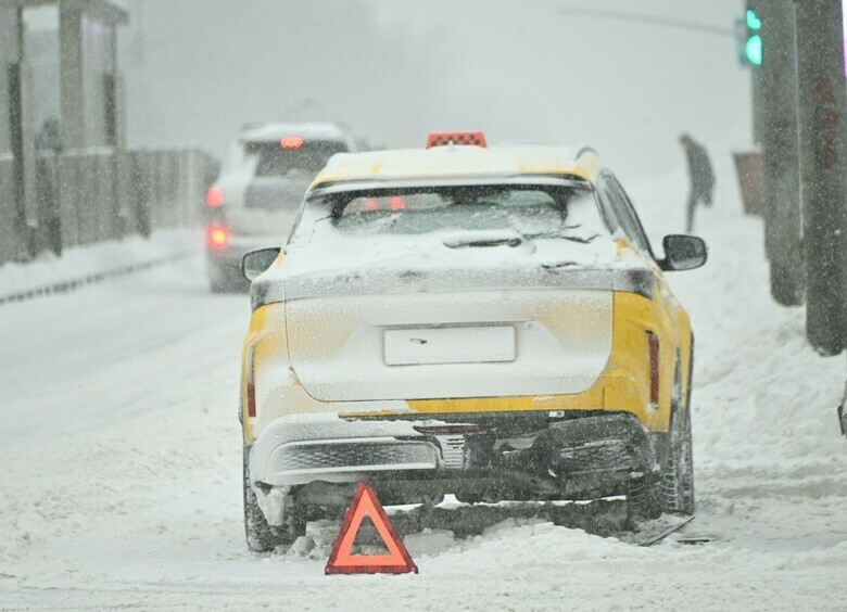 Изображение Таксист высадил раненую в ДТП пассажирку на трассе и запретил ей вызывать скорую