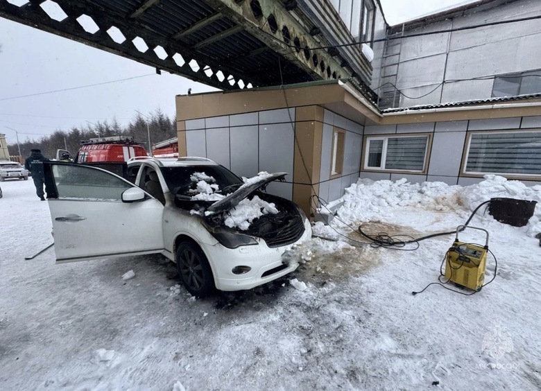 Изображение Водитель попытался зарядить аккумулятор и случайно спалил свой автомобиль