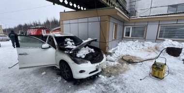Водитель попытался зарядить аккумулятор и случайно спалил свой автомобиль