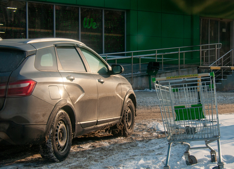 Изображение Суд обязал магазин возместить ущерб за повреждение авто сдутой ветром тележкой