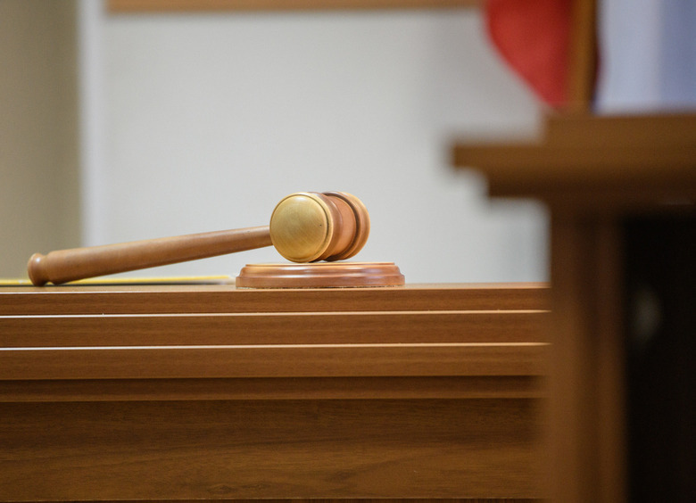 Изображение Автовладелец получил 550 000 рублей за упавшую на его машину бетонную плиту