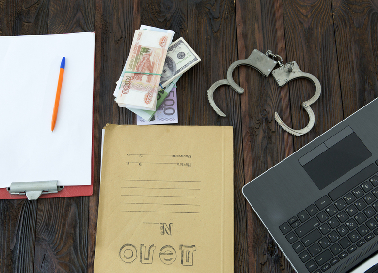 Изображение Бывший сотрудник ГИБДД брал взятки машинами и автокреслами