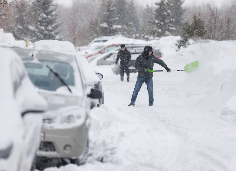 Убрал снег на дворовой парковке — получи штраф: чем рискуют добровольные дворники