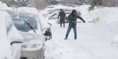 Убрал снег на дворовой парковке — получи штраф: чем рискуют добровольные дворники