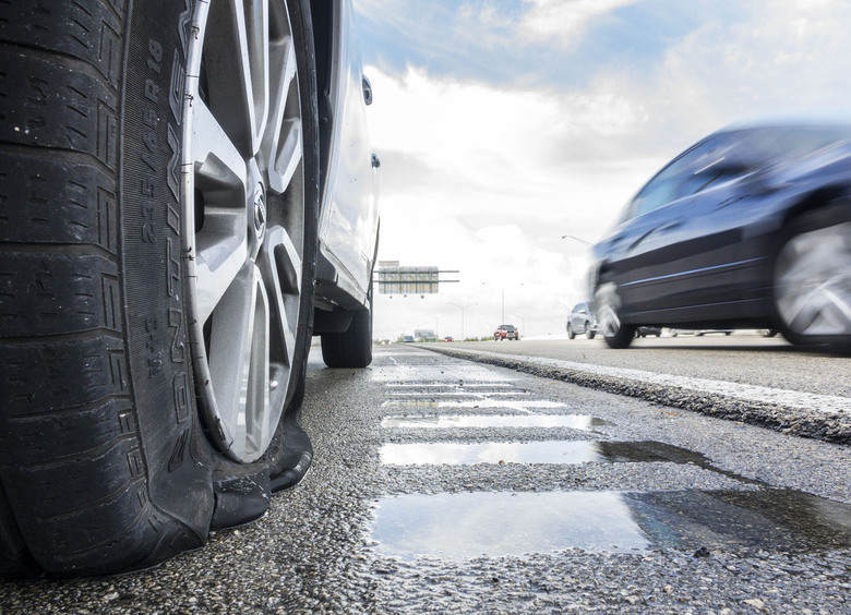 Изображение Водитель погиб под колесами грузовика, подкачивая колесо на трассе