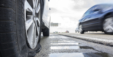 Водитель погиб под колесами грузовика, подкачивая колесо на трассе