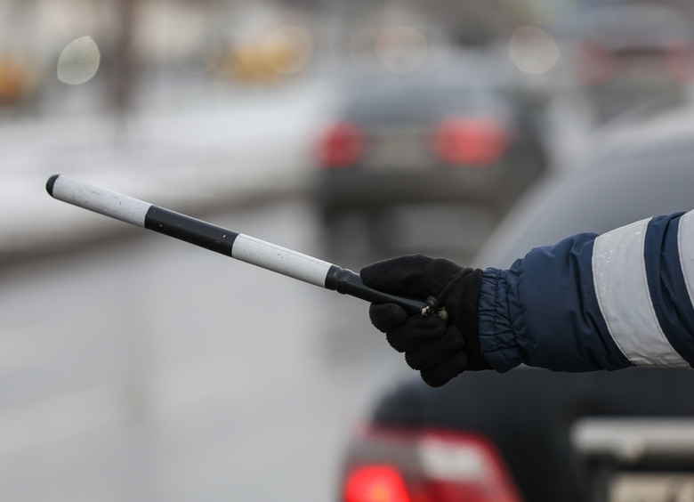 Изображение Инспектор ДПС остановил поток машин, чтобы пенсионерка перешла дорогу вне зебры