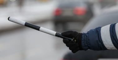 Инспектор ДПС остановил поток машин, чтобы пенсионерка перешла дорогу вне зебры