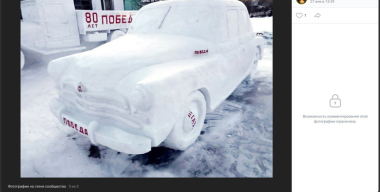 Житель села в Приамурье украсил свой двор выставкой ретроавтомобилей из снега