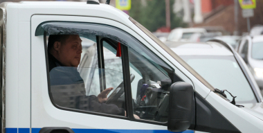 В Краснодаре задержали мужчину, который после ссоры с женщиной прыгал на крыше ее авто