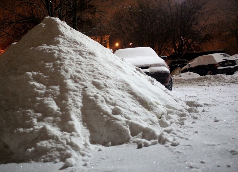 Изображение Житель Кузбасса попытался спрятать свою машину от судебных приставов в сугробе