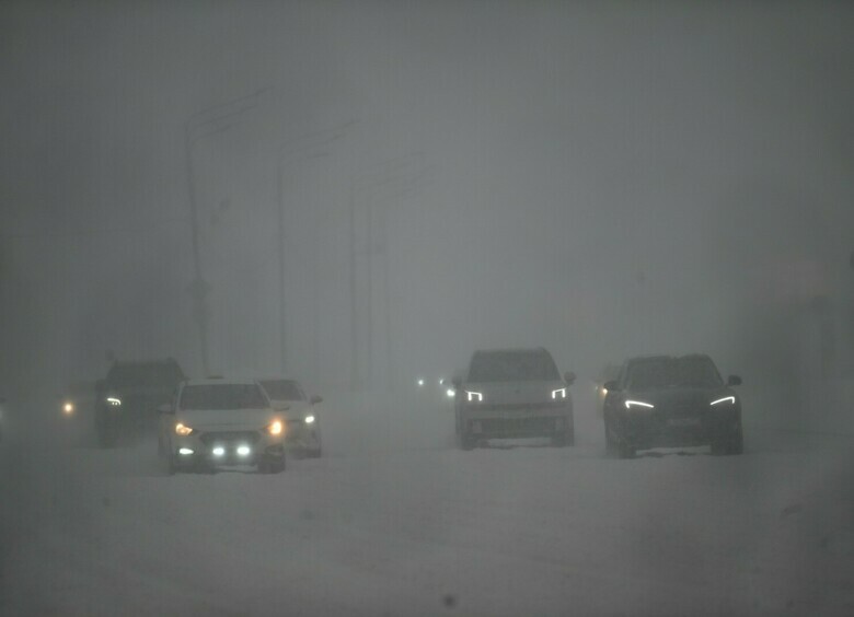 Изображение На перекрестке в Барнауле нашли дедушку, который крестит проезжающие авто