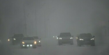 На перекрестке в Барнауле нашли дедушку, который крестит проезжающие авто