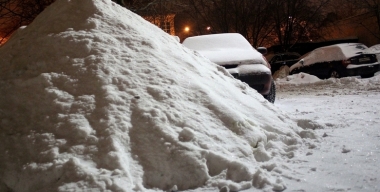 Житель Кузбасса попытался спрятать свою машину от судебных приставов в сугробе