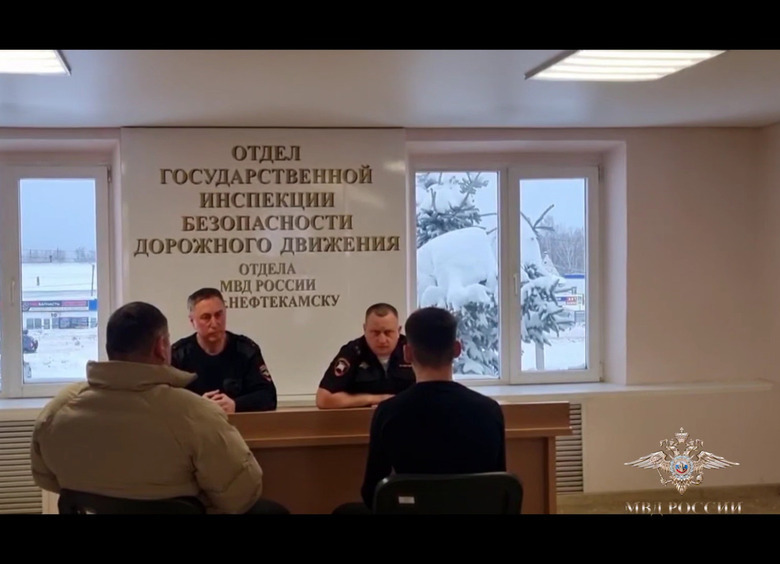 Изображение Водитель-подросток на ходу вылез на крышу авто ради «лайков» в соцсетях