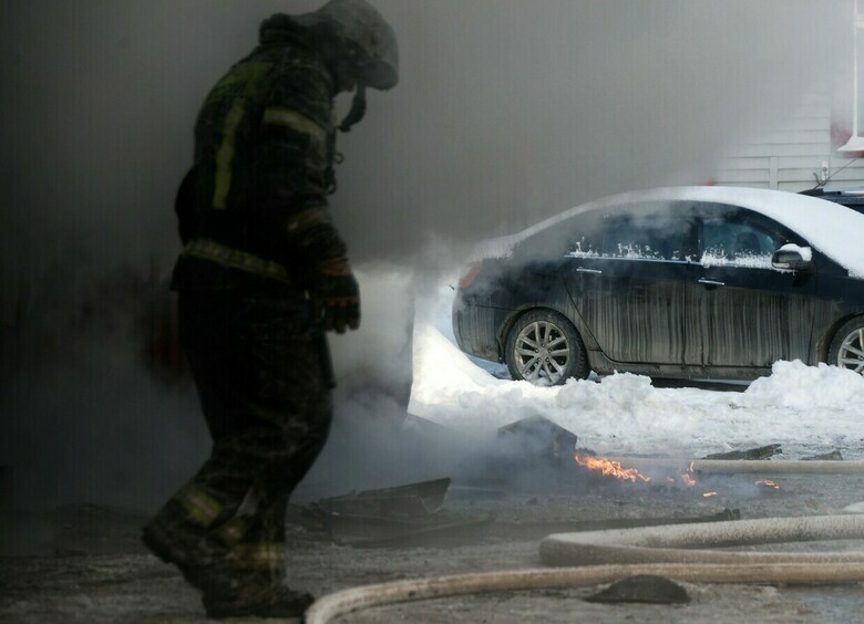 Изображение Взрыв автомобиля разрушил шесть гаражей и привел к гибели человека в Тюмени