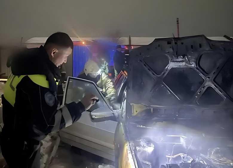 Изображение Инспекторы ДПС не дали пожару перекинуться с авто на жилой дом в Астрахани