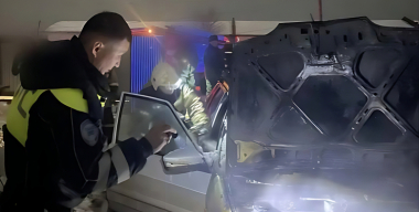 Инспекторы ДПС не дали пожару перекинуться с авто на жилой дом в Астрахани