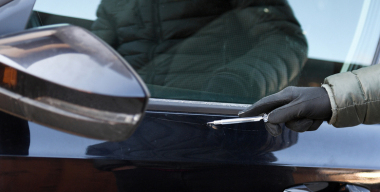 Нищему отказали в милостыне, и он поцарапал машины