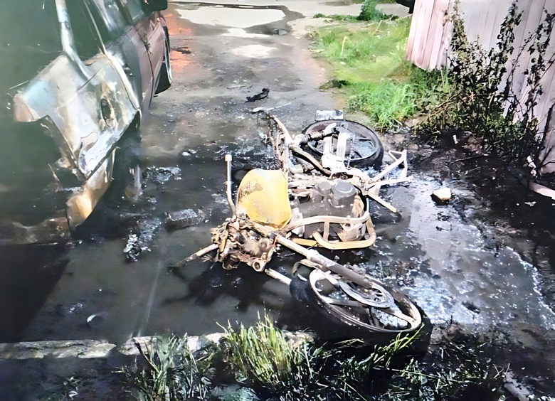 Изображение Мужчина поджег мотоцикл родственника бывшей и чужую машину