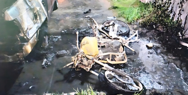 Мужчина поджег мотоцикл родственника бывшей и чужую машину