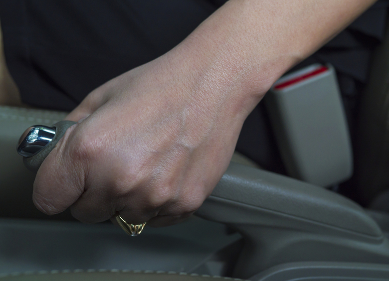 Изображение И не забудь про «кочергу»: можно ли пользоваться «ручником» в мороз