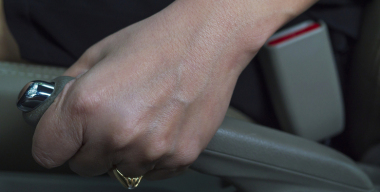 И не забудь про «кочергу»: можно ли пользоваться «ручником» в мороз