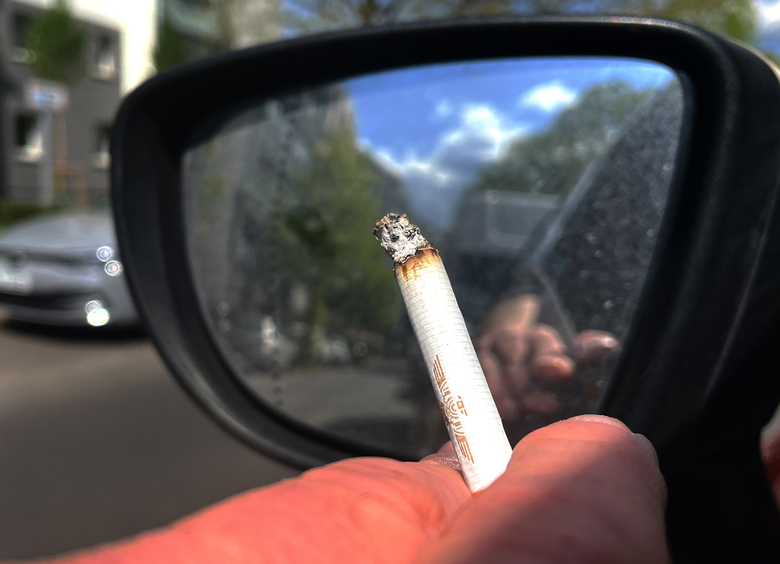 Изображение В Госдуме предложили штрафовать водителей за курение в машине