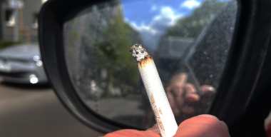 В Госдуме предложили штрафовать водителей за курение в машине