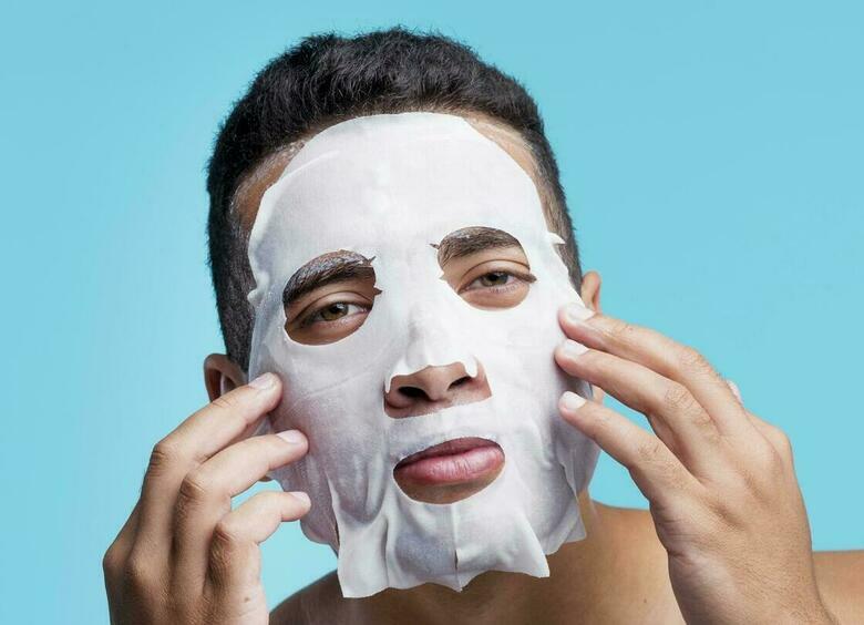 Изображение Неадекватный мужчина в маске перегородил дорогу автобусу в Бийске