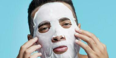 Неадекватный мужчина в маске перегородил дорогу автобусу в Бийске