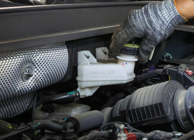 Изображение На Сахалине автомеханик умер прямо во время ремонта автомобиля