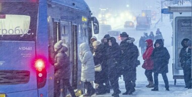 17-летнего зацепера задержали после поездки на крыше автобуса в Москве