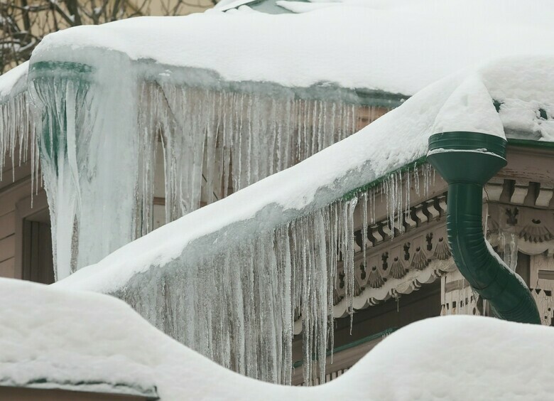 Изображение Уборка снега в центре Москвы привела к повреждению десятков машин