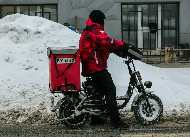 Изображение Курьер прокатил ребенка на электровелосипеде по оживленной трассе в Новой Москве